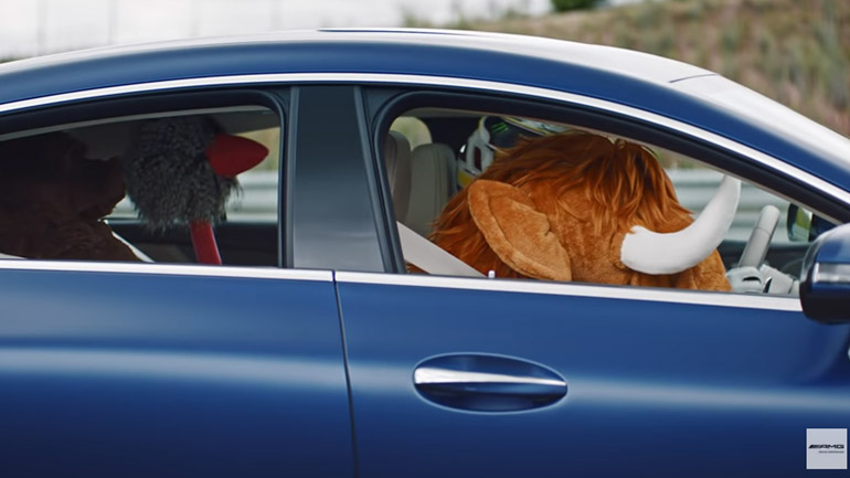 Πού πηγαίνει ο Hamilton με τη Mercedes-AMG GT 4-Door και τα κουκλάκια;